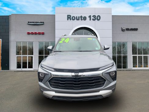 Used 2024 Chevrolet TrailBlazer LT AWD/4WD image 2