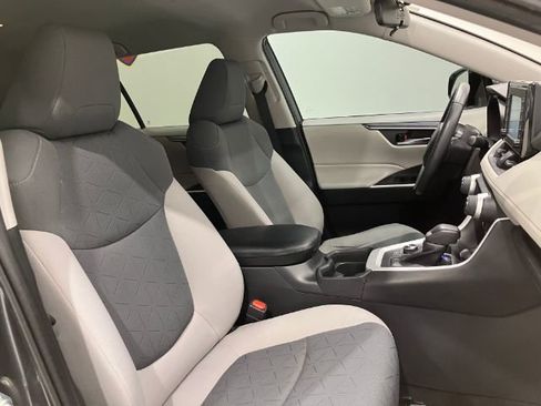 Used 2020 Toyota RAV4 XLE w/ XLE Grade Weather Package AWD/4WD image 28