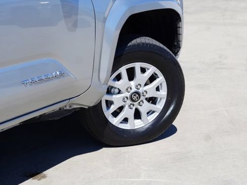 Used 2024 Toyota Tacoma SR5 AWD/4WD image 9