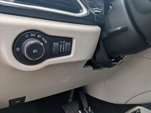 Used 2018 Chrysler Pacifica Touring Plus image 13