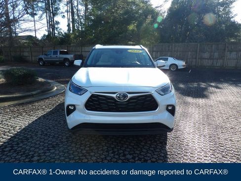 Used 2022 Toyota Highlander XLE image 2