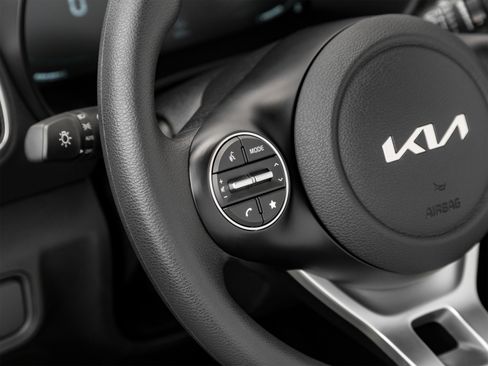 Used 2025 Kia Soul LX w/ LX Technology Package FWD image 39