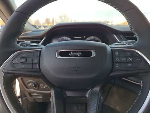 New 2025 Jeep Grand Cherokee Altitude image 23