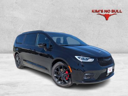 New 2026 Chrysler Pacifica Limited w/ Uconnect Theater Family Group