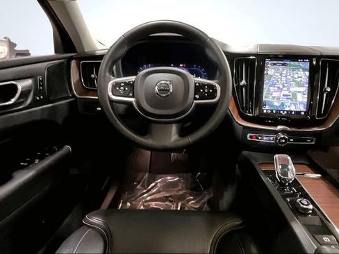 Used 2023 Volvo XC60 B6 Ultimate image 5