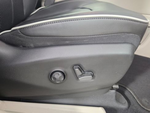 Used 2022 Chrysler Pacifica Limited w/ Uconnect Theater Family Group FWD image 48