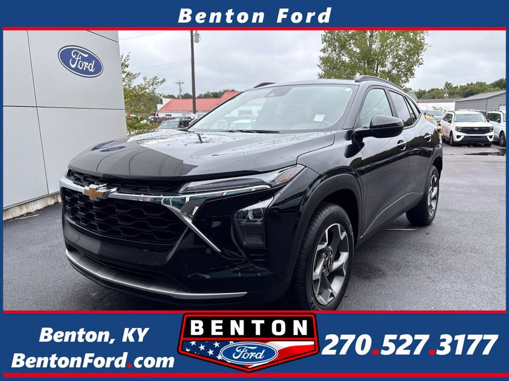 Used 2025 Chevrolet Trax LT FWD image 1