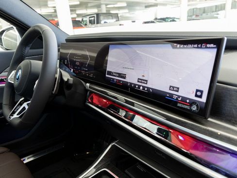 New 2026 BMW 750e xDrive image 32