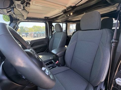 Used 2025 Jeep Wrangler Unlimited Sahara AWD/4WD image 13