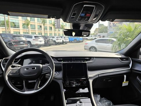 New 2025 Jeep Grand Cherokee L Laredo image 25