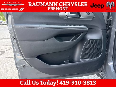 Used 2025 Chrysler Pacifica Select FWD image 10