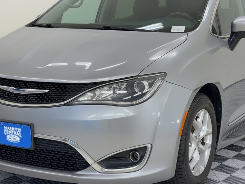 Used 2017 Chrysler Pacifica Touring-L Plus w/ Tire & Wheel Group FWD image 12