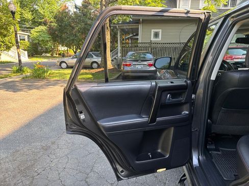 Used 2020 Toyota 4Runner Venture w/ Moonroof Package AWD/4WD image 15