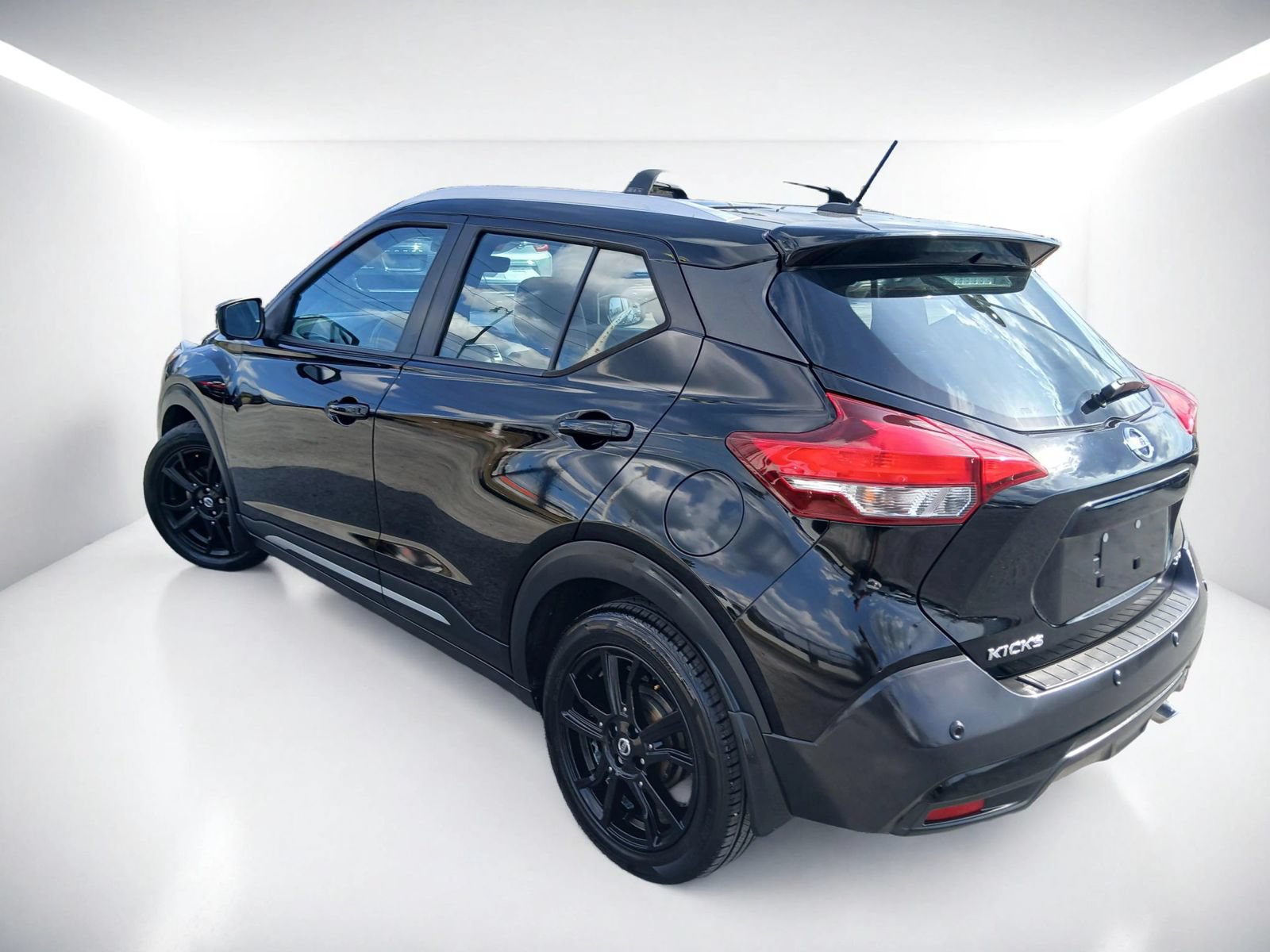 Used 2020 Nissan Kicks SR w/ SR Premium Package FWD image 5