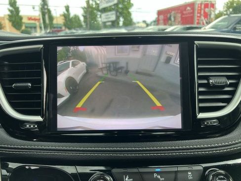Used 2024 Chrysler Pacifica Limited FWD image 18