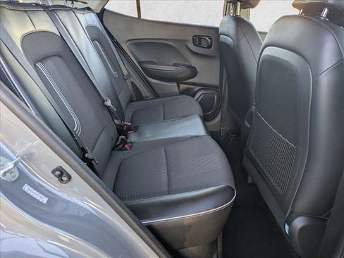 Used 2022 Hyundai Venue Limited FWD image 19