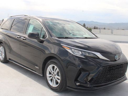 Used 2021 Toyota Sienna XSE w/ XSE Plus Package AWD/4WD image 2