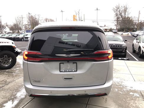 New 2026 Chrysler Pacifica Select image 11