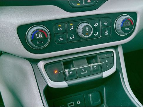 Used 2022 GMC Terrain SLE w/ Driver Convenience Package FWD image 15