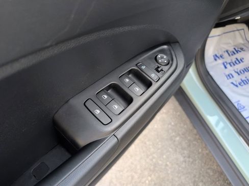 Certified 2025 Hyundai Venue SE FWD image 12