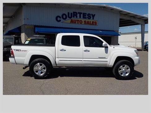 Used 2015 Toyota Tacoma 4x4 Double Cab w/ TRD Sport Package image 11