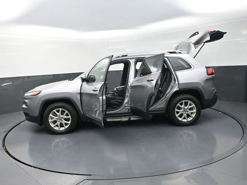 Used 2018 Jeep Cherokee Latitude w/ Safety Group image 34