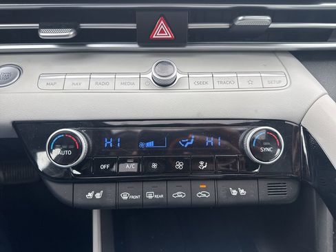 Used 2024 Hyundai Elantra Limited image 12