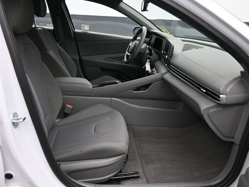 Used 2025 Hyundai Elantra SE FWD image 24