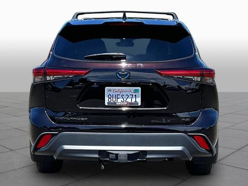 Certified 2021 Toyota Highlander XLE AWD/4WD image 4