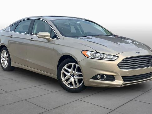 Used 2015 Ford Fusion SE w/ Equipment Group 202A FWD image 3