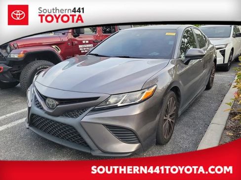 Used 2020 Toyota Camry SE FWD image 1
