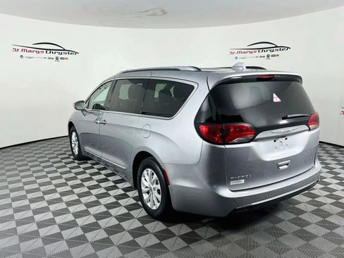 Used 2019 Chrysler Pacifica Touring-L FWD image 6