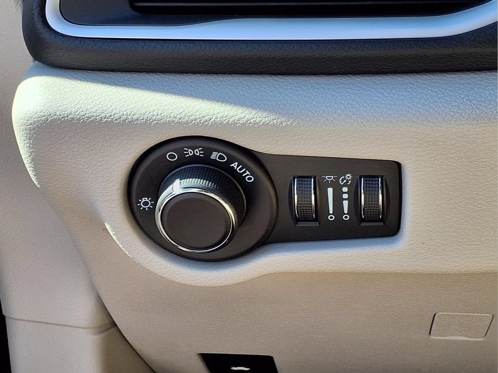 Used 2023 Chrysler Voyager LX FWD image 20