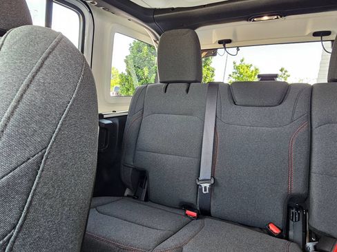 Used 2025 Jeep Wrangler Unlimited Rubicon AWD/4WD image 25