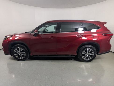 Used 2022 Toyota Highlander XLE image 4