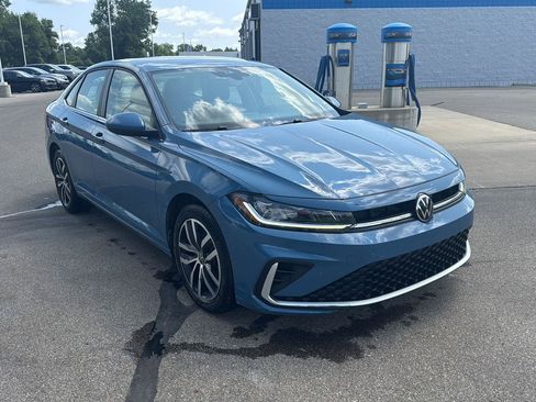 Used 2025 Volkswagen Jetta SE FWD image 7