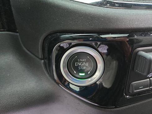 Used 2025 Chevrolet Silverado 2500 ZR2 w/ Technology Package image 23