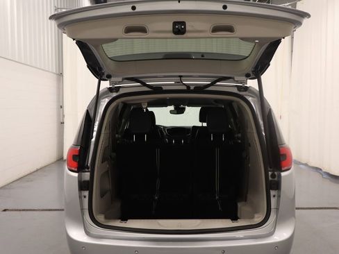 Used 2024 Chrysler Pacifica Touring-L FWD image 21