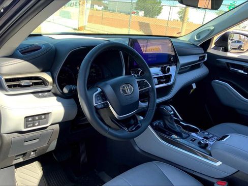 Used 2025 Toyota Highlander Limited image 14