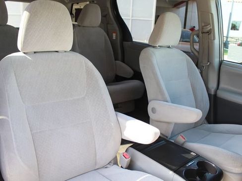 Used 2017 Toyota Sienna LE FWD image 21
