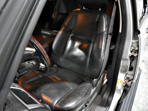 Used 2011 Cadillac Escalade ESV Premium image 28