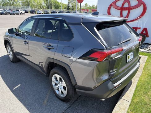 Used 2022 Toyota RAV4 LE AWD/4WD image 6