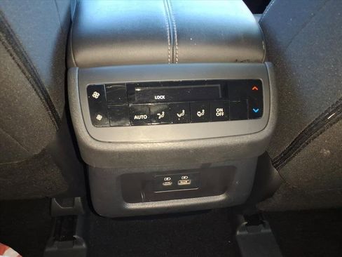 Used 2024 Nissan Pathfinder SV image 9