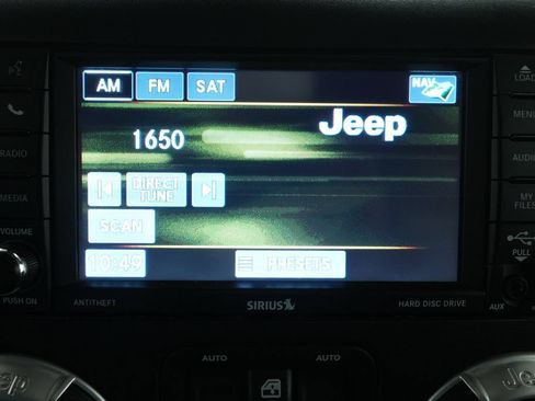 Used 2017 Jeep Wrangler Unlimited Sahara w/ Connectivity Group AWD/4WD image 32