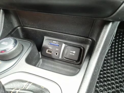 Used 2017 Jeep Cherokee Latitude w/ Cold Weather Group AWD/4WD image 30