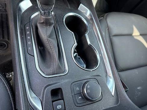 Used 2023 Chevrolet Traverse LT w/ Rear Camera Mirror Package FWD image 12