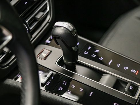 Certified 2024 Porsche Macan AWD/4WD image 24