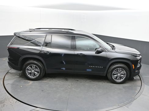 Used 2025 Chevrolet Traverse LT image 40