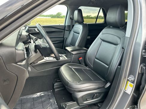 Used 2024 Ford Explorer XLT w/ Equipment Group 202A RWD image 11