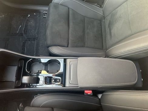 Used 2025 Volvo XC40 B5 Plus AWD/4WD image 27